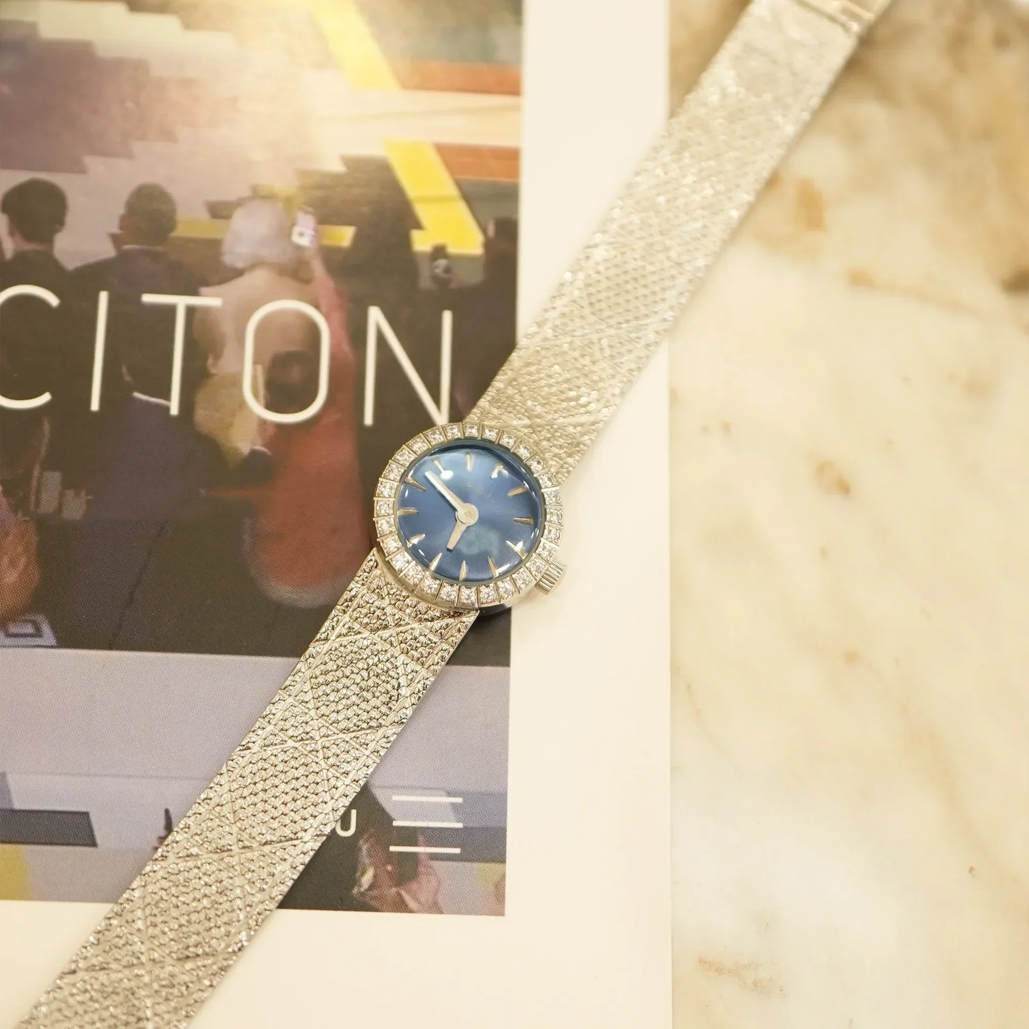 Винтажные женские наручные часы с маленьким циферблатом и бриллиантами в стиле ретро, роскошные элегантные подарки для женщин, латунный ремешок, позолоченный 24 К, высокое качество
Винтажные женские наручные часы с маленьким циферблатом и бриллиантами в стиле ретро, роскошные элегантные подарки для женщин, латунный ремешок, позолоченный 24 К, высокое качество