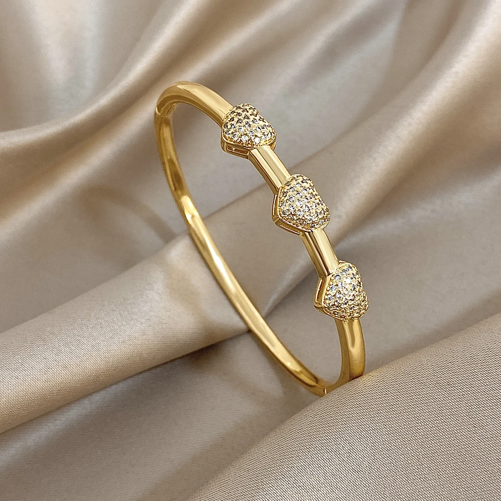 Luxury Zircon Heart Charm Open Bangle Gold Plated Geometric Minimalist Bracelet Ladies Fashion Accessories
Luxury Zircon Heart Charm Open Bangle Gold Plated Geometric Minimalist Bracelet Ladies Fashion Accessories