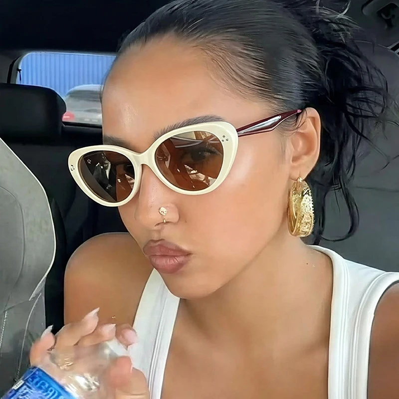 Cat-eye style fashionable decorative sunglasses for ladies, suitable for travel and leisure, can be worn as eyewear
Cat-eye style fashionable decorative sunglasses for ladies, suitable for travel and leisure, can be worn as eyewear