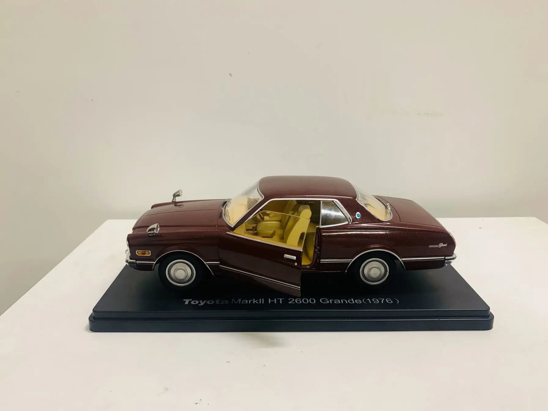 Mark II HT 2600 Grande 1976 2 открытая дверь в масштабе 1:24 литая модель автомобиля
Mark II HT 2600 Grande 1976 2 открытая дверь в масштабе 1:24 литая модель автомобиля