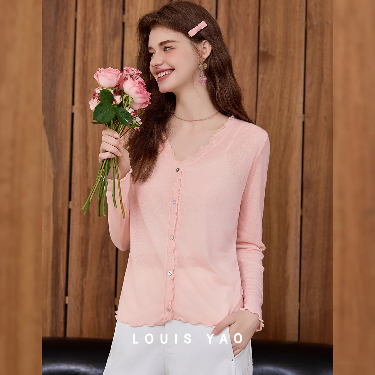 LOUIS YAO Elegant V-neck Women's Cardigan 2025 Autumn Fashion Micro-stretch Straight Shoulder Knitwear Coat Women's Top
LOUIS YAO Elegant V-neck Women's Cardigan 2025 Autumn Fashion Micro-stretch Straight Shoulder Knitwear Coat Women's Top