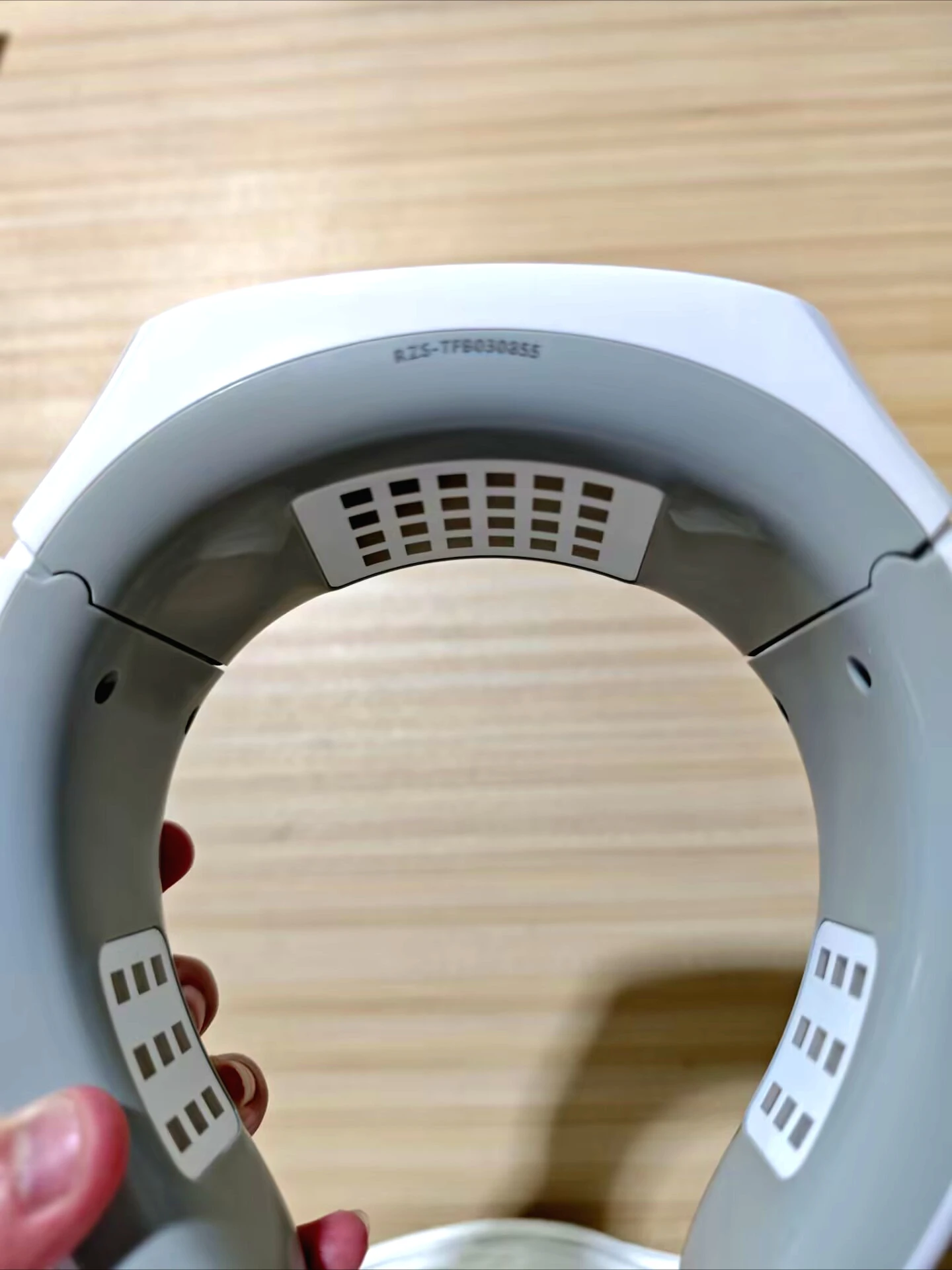 Портативный шейный массажер, красный, синий светодиодный светильник, устройство для облегчения боли в шее, плечах, расслабление мышц
Портативный шейный массажер, красный, синий светодиодный светильник, устройство для облегчения боли в шее, плечах, расслабление мышц