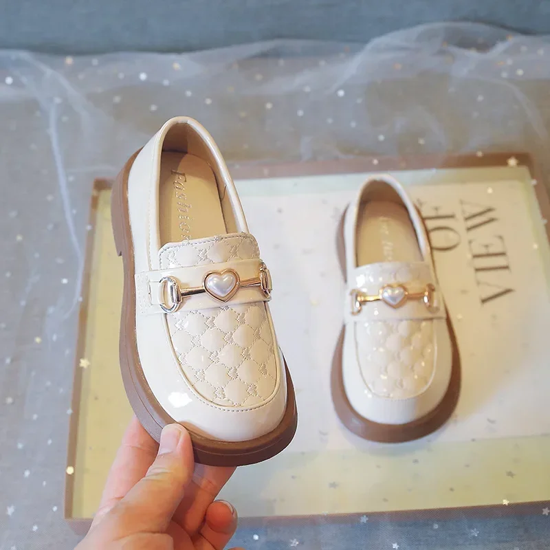 Girls Flats Sweet Love Heart Kids Leather Shoes Black Glossy Non-slip Children Casual Shoes Princess Style Round Toes 2025 New
Girls Flats Sweet Love Heart Kids Leather Shoes Black Glossy Non-slip Children Casual Shoes Princess Style Round Toes 2025 New