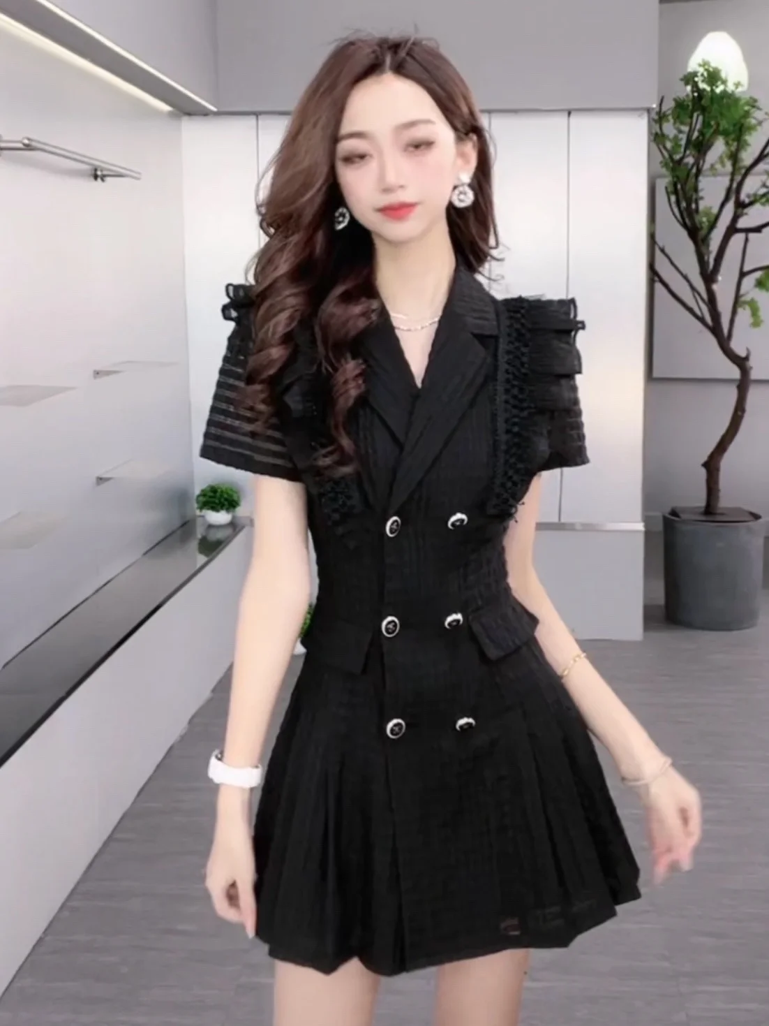 2023 Summer High Royal Sister Shou Waist Show Thin Suit Dress Elegant Women's Design Sense Small A-line Pleated Skirt Fashion
2023 Summer High Royal Sister Shou Waist Show Thin Suit Dress Elegant Women's Design Sense Small A-line Pleated Skirt Fashion