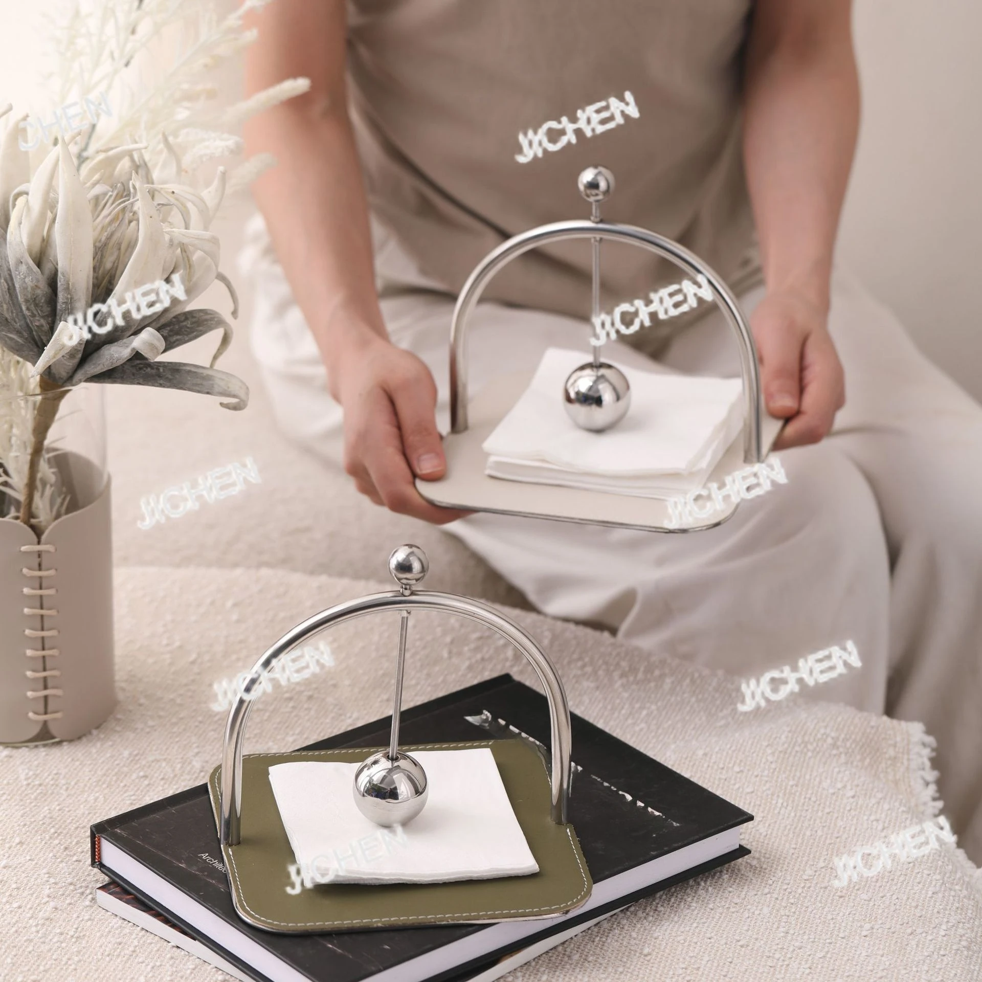 Modern simple metal leather fixed-point tissue holder, paper pressing creative ornament, desktop dining table, hotel decoration
Modern simple metal leather fixed-point tissue holder, paper pressing creative ornament, desktop dining table, hotel decoration