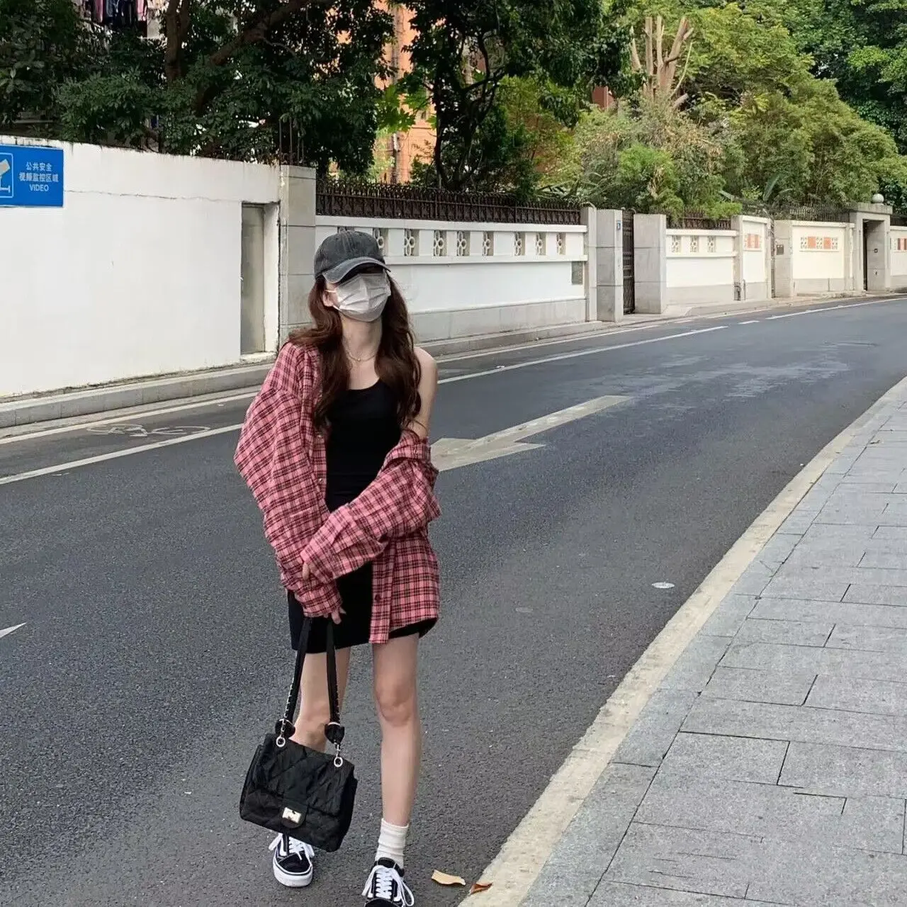 2023 Summer Sweet Cool Style Small Black Vest Dress White Plaid Sunscreen Long-sleeved Shirt Two-piece Set
2023 Summer Sweet Cool Style Small Black Vest Dress White Plaid Sunscreen Long-sleeved Shirt Two-piece Set