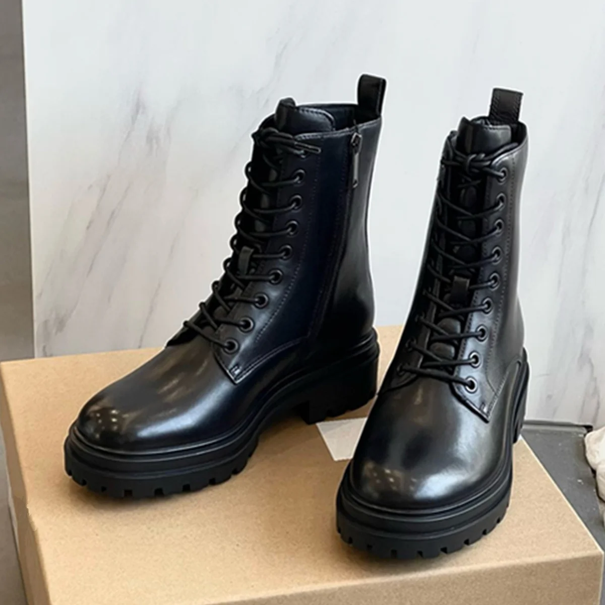 Withered Top Quality Shoes Retro Nine Hole Strap Motorcycle Boots Women Cowhide Leather Zippers Ankle Boots Shoes Girls
Withered Top Quality Shoes Retro Nine Hole Strap Motorcycle Boots Women Cowhide Leather Zippers Ankle Boots Shoes Girls