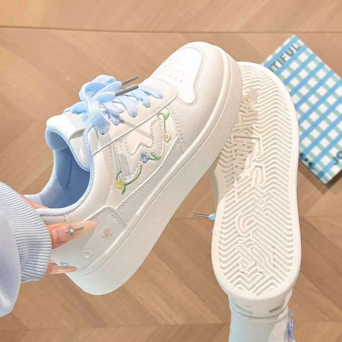 2026 New Spring Women's White Shoes Embroidered Floral Thick Sole Platform Sneakers Lightweight Casual Skate Shoes for Students
2026 New Spring Women's White Shoes Embroidered Floral Thick Sole Platform Sneakers Lightweight Casual Skate Shoes for Students