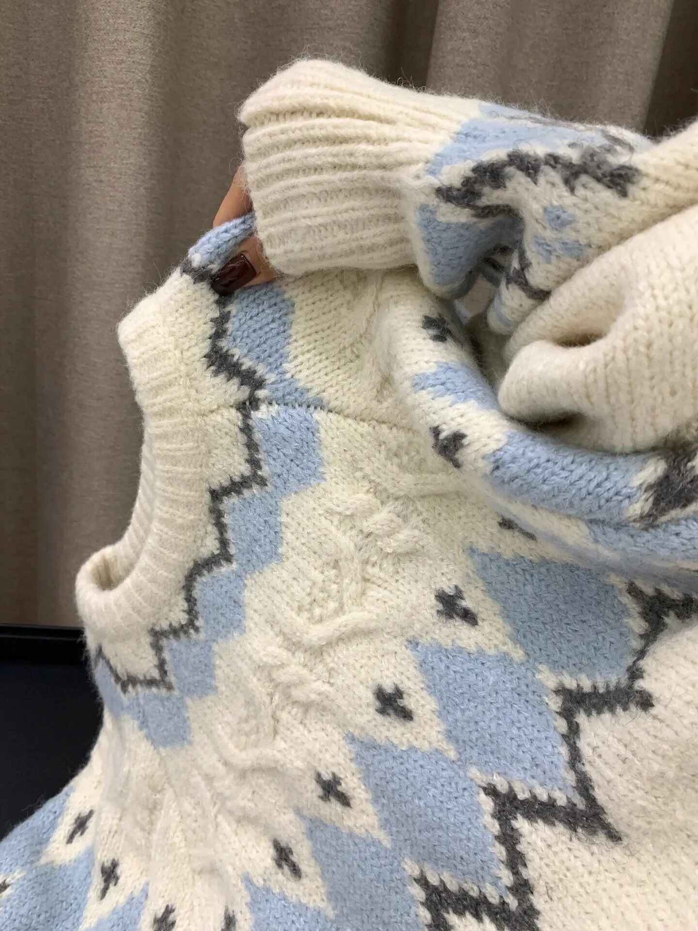 Retro Fair Isle Color Block Sweater Women's Autumn Winter New Lazy Design Loose Soft Warm Top Diamond Pattern round Neck Long...
Retro Fair Isle Color Block Sweater Women's Autumn Winter New Lazy Design Loose Soft Warm Top Diamond Pattern round Neck Long...