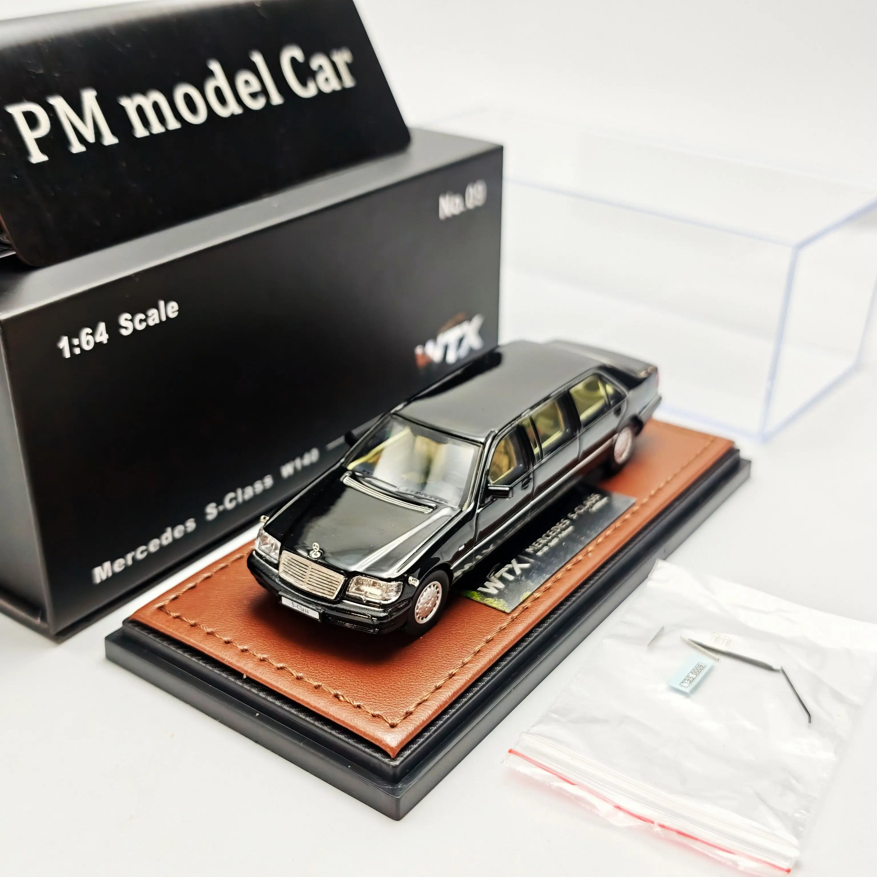 WTX 1:64 Mercedes-Benz S-Class W140 Extended Wheelbase Black Alloy Diecast Model Car Collectible Gift Static Ornament
WTX 1:64 Mercedes-Benz S-Class W140 Extended Wheelbase Black Alloy Diecast Model Car Collectible Gift Static Ornament