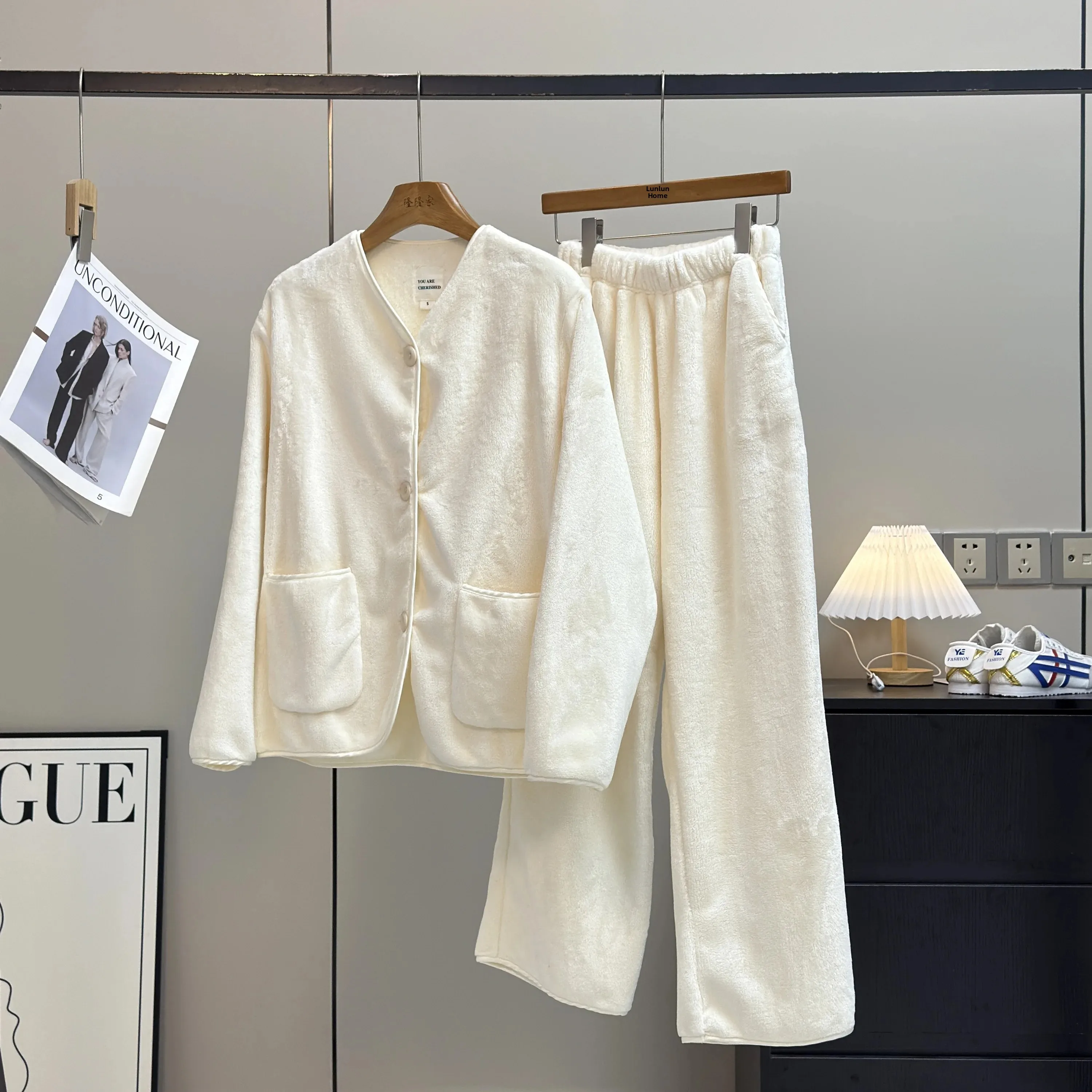 Comfortable Double-Faced Velvet Home Sleepwear Set for Women round Neck Long Sleeve Pants And Dress Two-Piece Set
Comfortable Double-Faced Velvet Home Sleepwear Set for Women round Neck Long Sleeve Pants And Dress Two-Piece Set