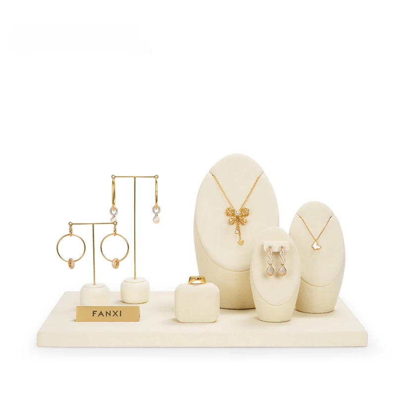 Цепочка с подвеской и серьги из микрофибры 
Цепочка с подвеской и серьги из микрофибры