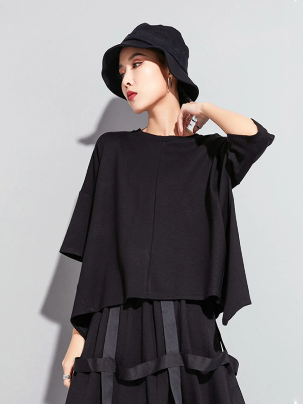 Street Style Punk Loose Fit Short Sleeve T-Shirt Women's Summer Casual Wear Zip Back Design Asymmetrical Hem Batwing Sleeves
Street Style Punk Loose Fit Short Sleeve T-Shirt Women's Summer Casual Wear Zip Back Design Asymmetrical Hem Batwing Sleeves