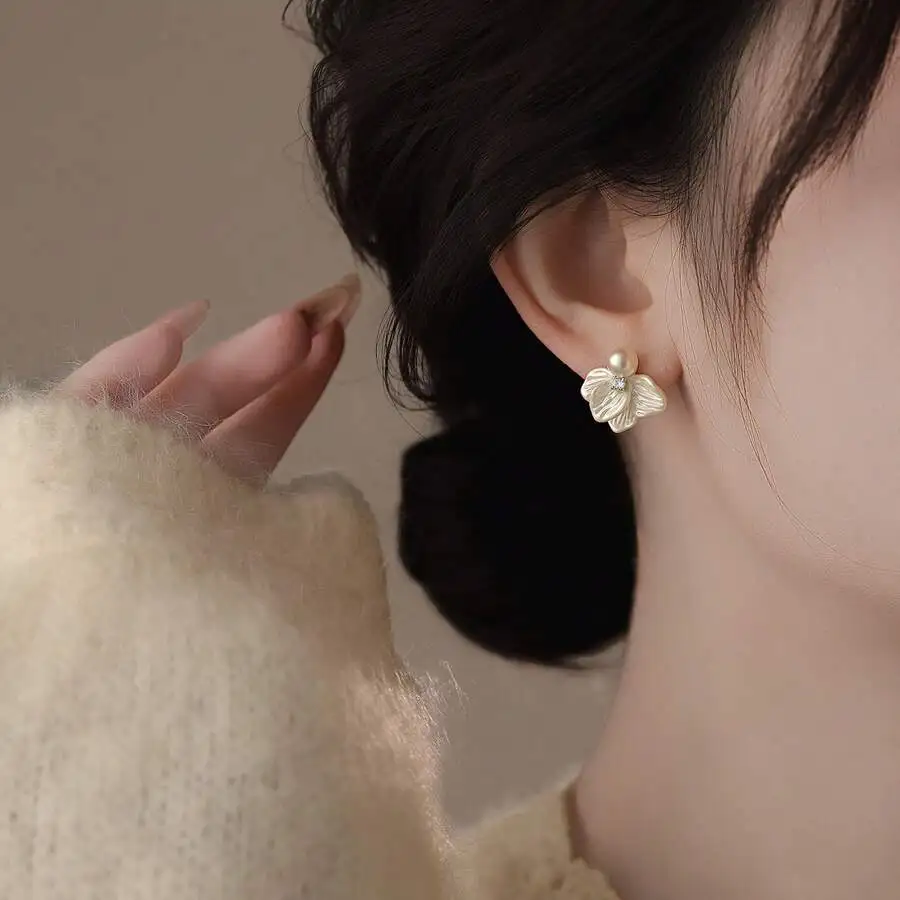 White Textured Flower Petal Stud Earrings With Pearl And Rhinestone For Women
White Textured Flower Petal Stud Earrings With Pearl And Rhinestone For Women