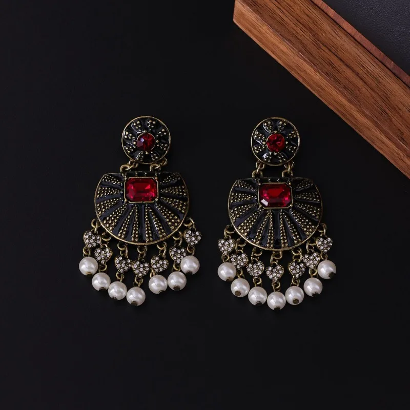 Enamel Diamond Pendant Medieval Vintage Retro Temperament Earrings Pearl Tassel Exaggerated Heavy Industry Stud Earrings
Enamel Diamond Pendant Medieval Vintage Retro Temperament Earrings Pearl Tassel Exaggerated Heavy Industry Stud Earrings