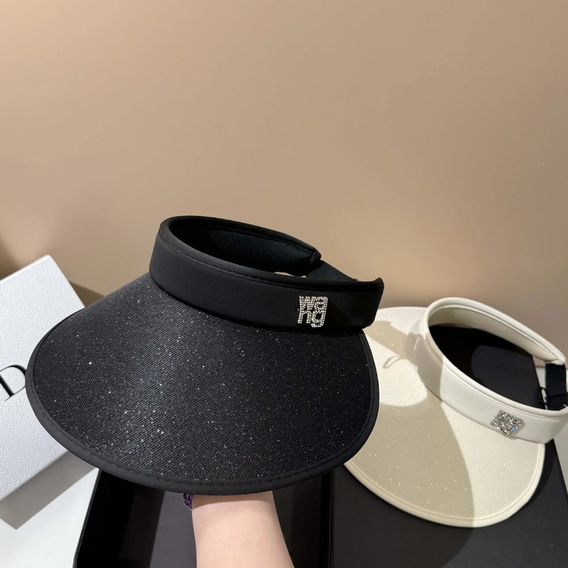 2025 Summer Sparkle Star Hollow Crown Sun Hat - Wide Brim UV Protection for Women Outdoor Fashion
2025 Summer Sparkle Star Hollow Crown Sun Hat - Wide Brim UV Protection for Women Outdoor Fashion