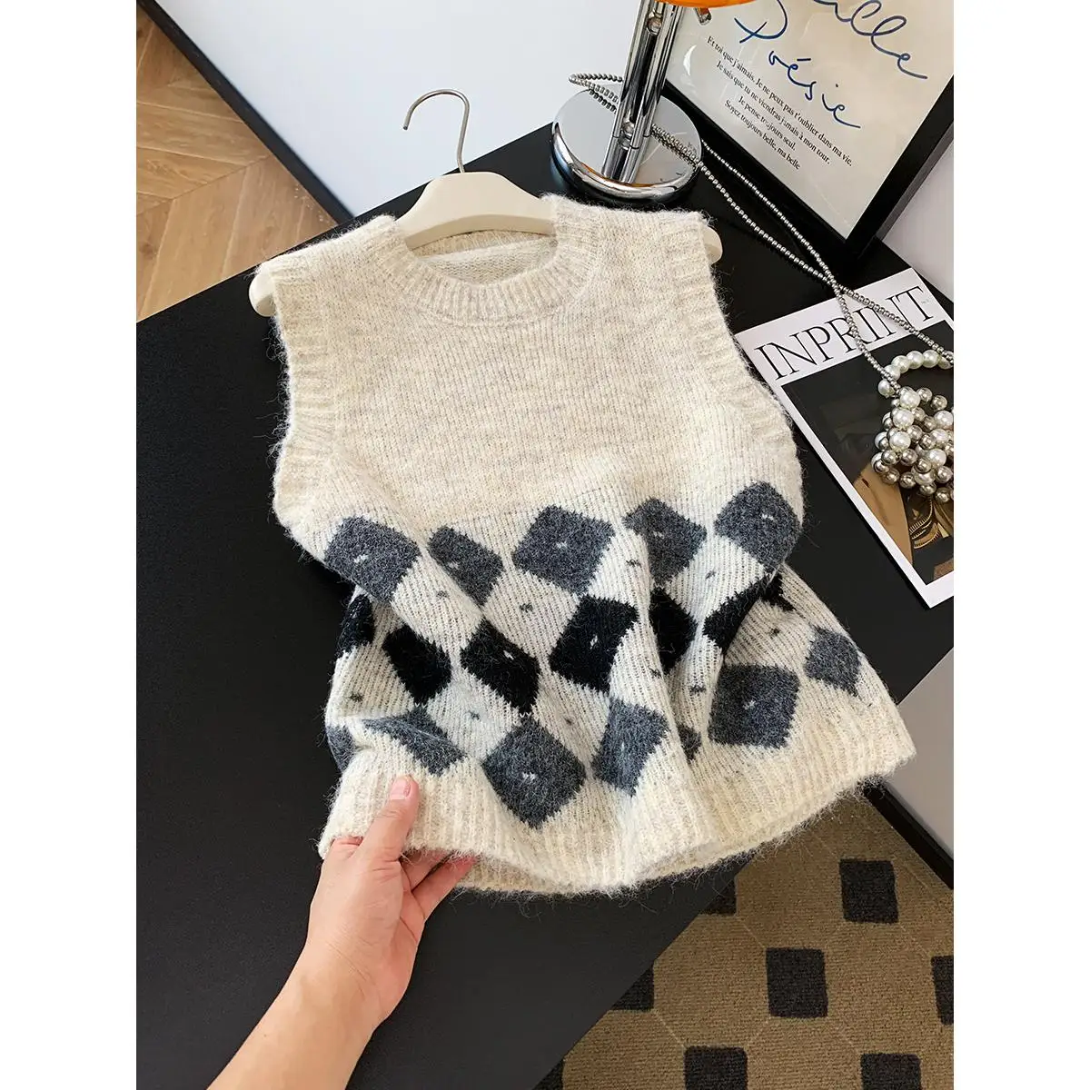 2025 Spring Autumn Retro Women's Knitted Vest round Ne Plaid Outerwear Quali Single Piece Faionable Ladies Sweater
2025 Spring Autumn Retro Women's Knitted Vest round Ne Plaid Outerwear Quali Single Piece Faionable Ladies Sweater