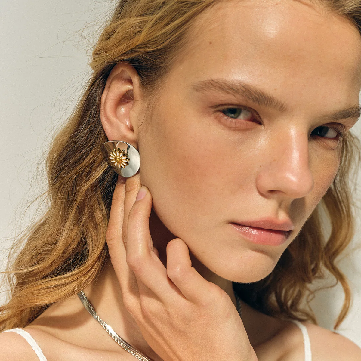 Statement Metal Daisy Flower Stud Earrings Stainless Steel Golden Silver Color Metal Texture Fashion Chic Jewelry Gift
Statement Metal Daisy Flower Stud Earrings Stainless Steel Golden Silver Color Metal Texture Fashion Chic Jewelry Gift