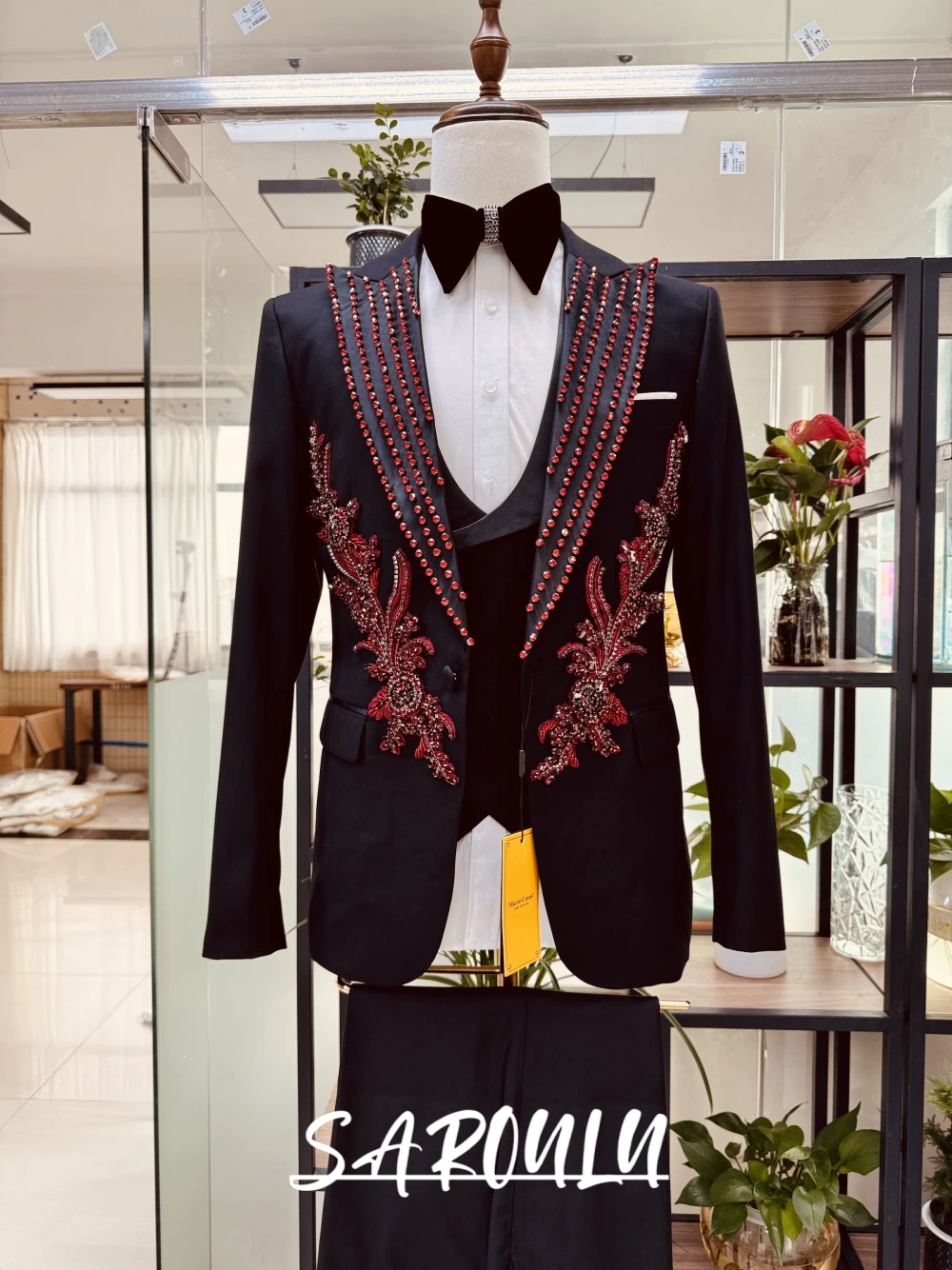 Men's Sparkly Red Rhinestone Black Suit 3-Piece Luxury Beaded Tuxedo For Singer Stage Performance Banquet Prom Slim Fit Set
Men's Sparkly Red Rhinestone Black Suit 3-Piece Luxury Beaded Tuxedo For Singer Stage Performance Banquet Prom Slim Fit Set
