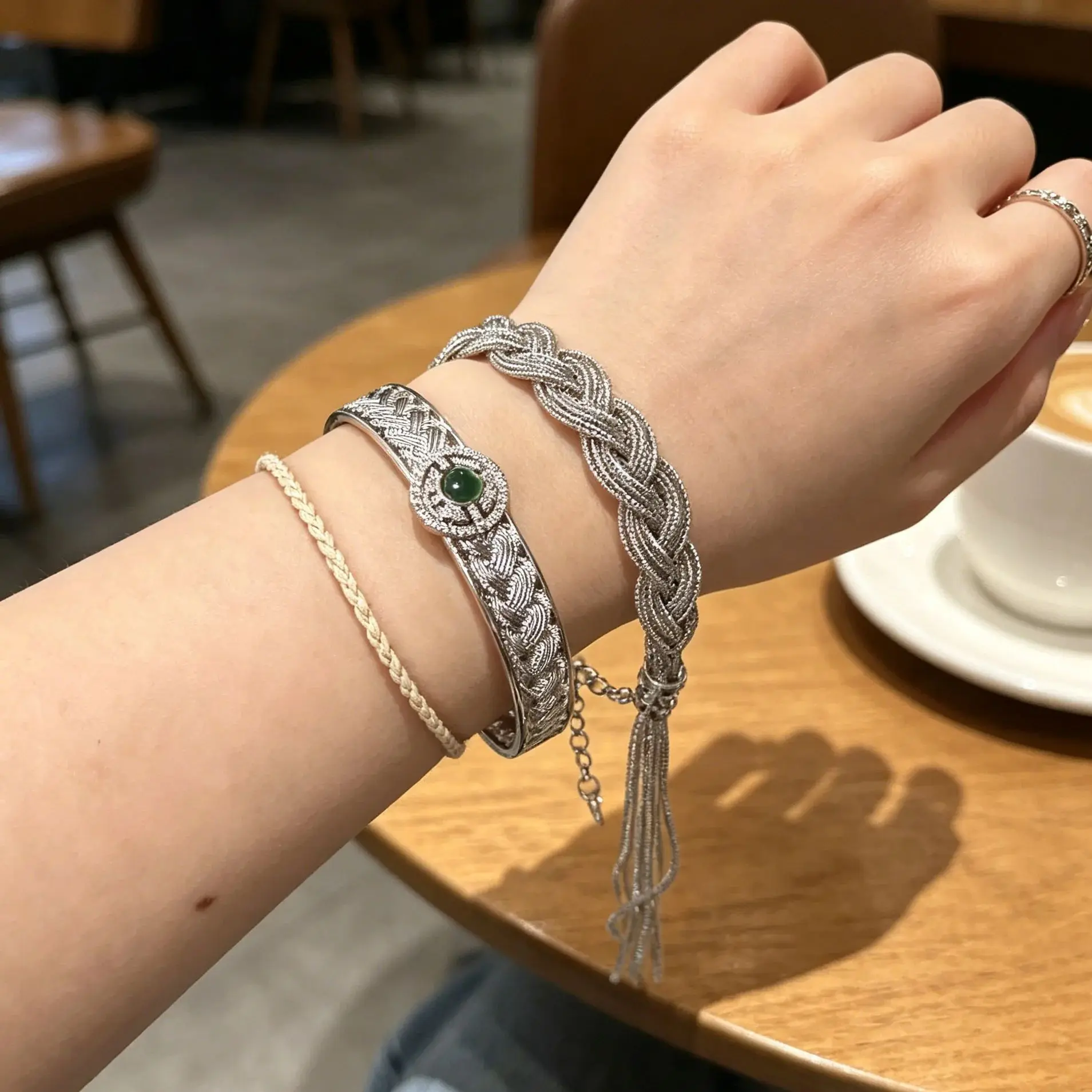 2pcs silver tassels bracelet rewoven lace bracelet women's fashion light luxury niche high-end touch bracelet jewelr
2pcs silver tassels bracelet rewoven lace bracelet women's fashion light luxury niche high-end touch bracelet jewelr