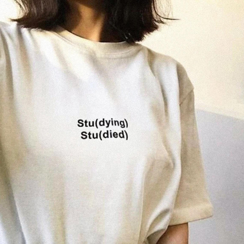 Забавная женская футболка Studing в стиле Харадзюку, хлопковая Высококачественная футболка с графическим принтом и надписью, женская футболка 90-х годов, одежда для гранжа
Забавная женская футболка Studing в стиле Харадзюку, хлопковая Высококачественная футболка с графическим принтом и надписью, женская футболка 90-х годов, одежда для гранжа