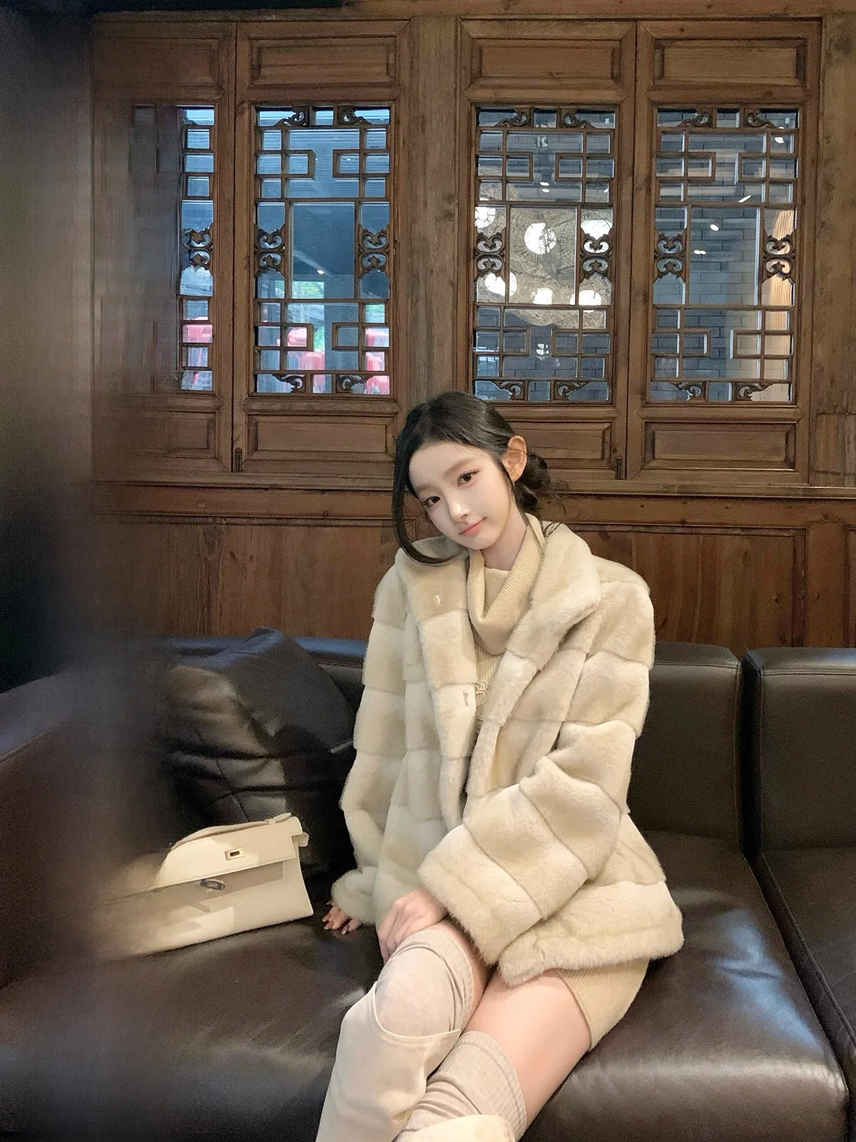 Пальто женское из искусственного меха и кожи цвета хаки, очень острое, в стиле Маргарет, с длинными рукавами, средней длины, повседневное
Пальто женское из искусственного меха и кожи цвета хаки, очень острое, в стиле Маргарет, с длинными рукавами, средней длины, повседневное