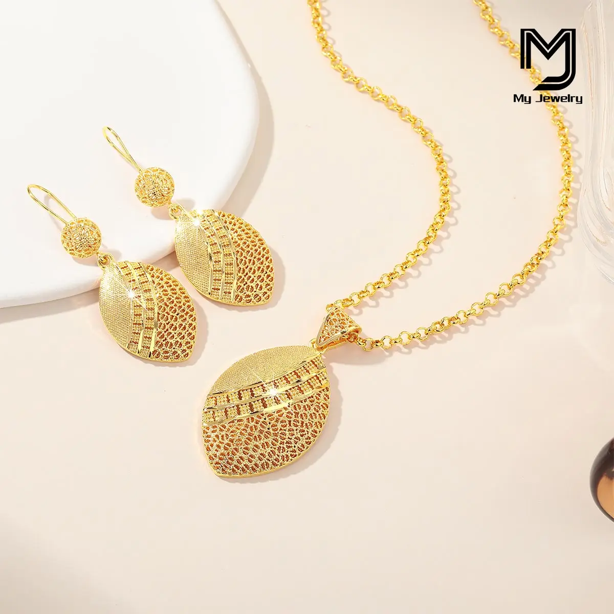 Middle Eastern Fashion Women's Elegant Hollow Necklace Light Luxury Shiny Earrings Dubai Gold-Plated Jewelry Set Daily Casual Holiday Gift
Middle Eastern Fashion Women's Elegant Hollow Necklace Light Luxury Shiny Earrings Dubai Gold-Plated Jewelry Set Daily Casual Holiday Gift