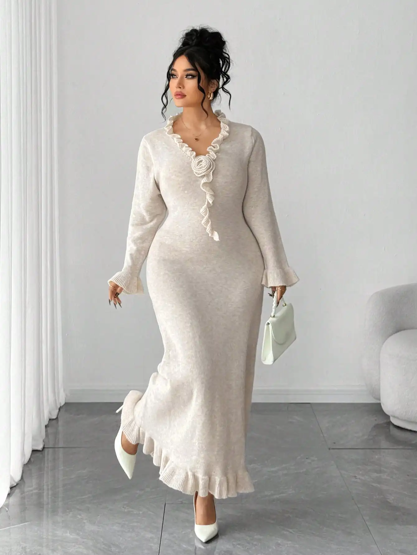 Кремовое трикотажное платье миди с V-образным вырезом, длинными рукавами, рюшами и цветочным декором
Кремовое трикотажное платье миди с V-образным вырезом, длинными рукавами, рюшами и цветочным декором