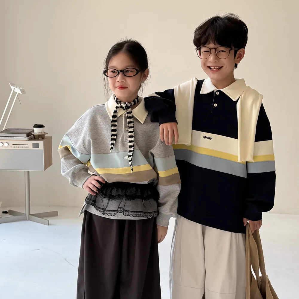 2025 Autumn Boys' and Girls' Wide Striped Letter Top Children's Casual Loose Fit Sweatshirt
2025 Autumn Boys' and Girls' Wide Striped Letter Top Children's Casual Loose Fit Sweatshirt