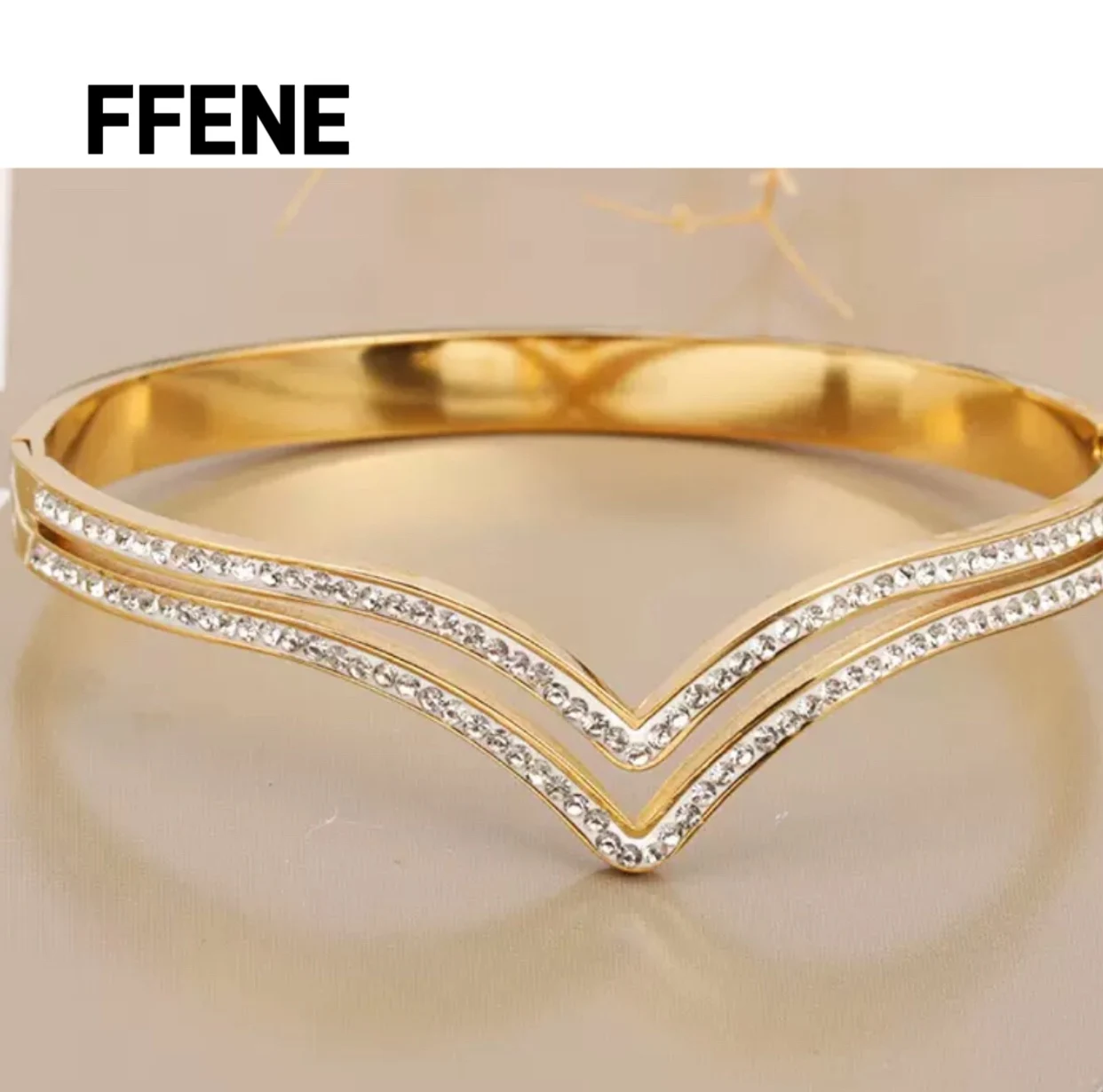 The hot-selling stainless steel luxurious double arrow inlaid zirconia buckle bracelet is suitable for women.
The hot-selling stainless steel luxurious double arrow inlaid zirconia buckle bracelet is suitable for women.