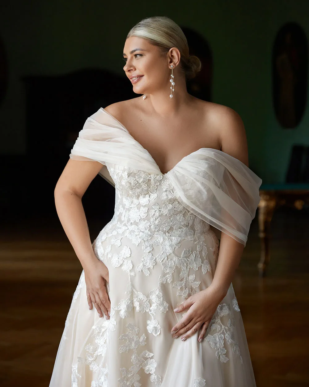 Customized Off Shoulder Lace Appliques Wedding Dress Plus Size A Line Tulle Backless Princess Romantic Bridal Gown 2025 Brides
Customized Off Shoulder Lace Appliques Wedding Dress Plus Size A Line Tulle Backless Princess Romantic Bridal Gown 2025 Brides