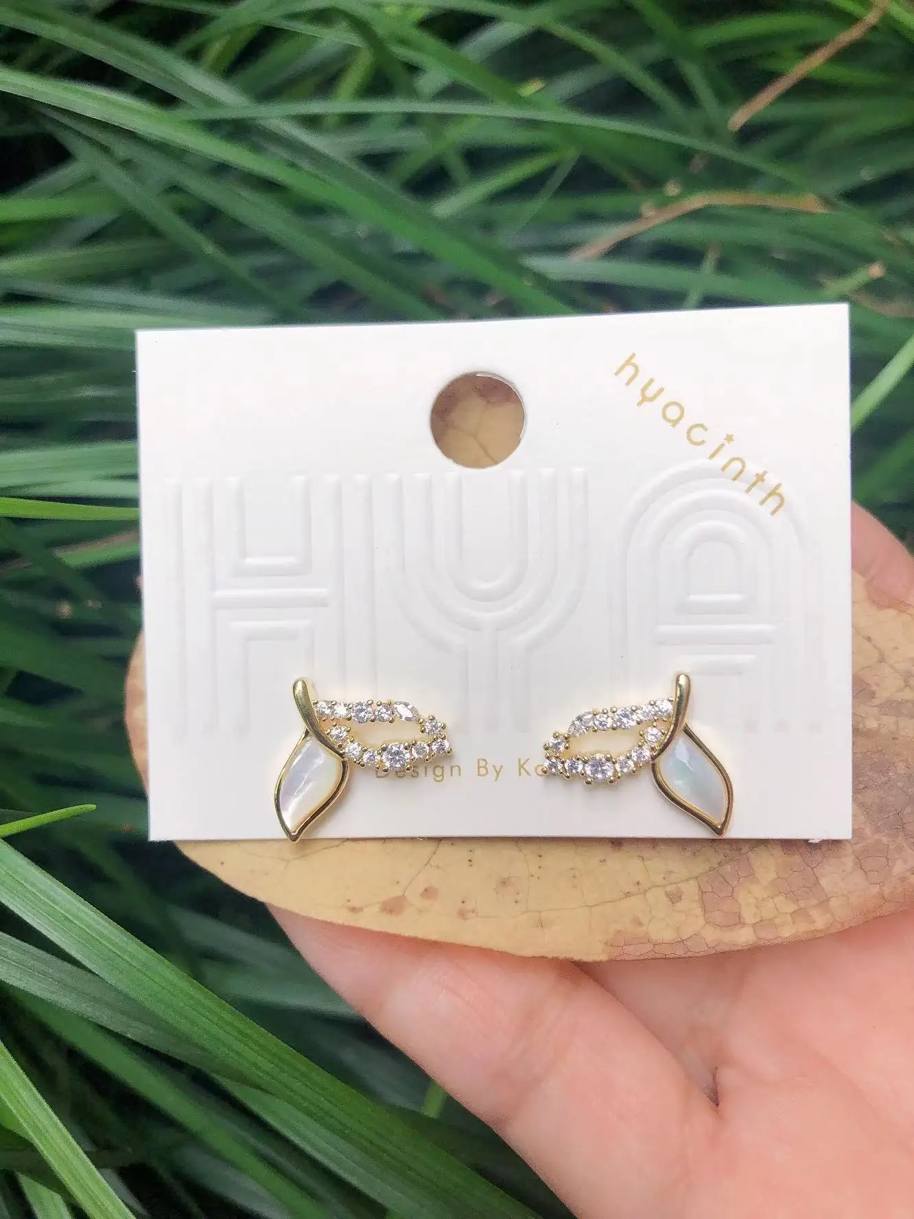 Minimalist Fresh Water Shell Tail Brass Earrings W/S925 Silver Ear Needle Stud Earrings14kGold Korea Jewelry for Women HYACINTH
Minimalist Fresh Water Shell Tail Brass Earrings W/S925 Silver Ear Needle Stud Earrings14kGold Korea Jewelry for Women HYACINTH