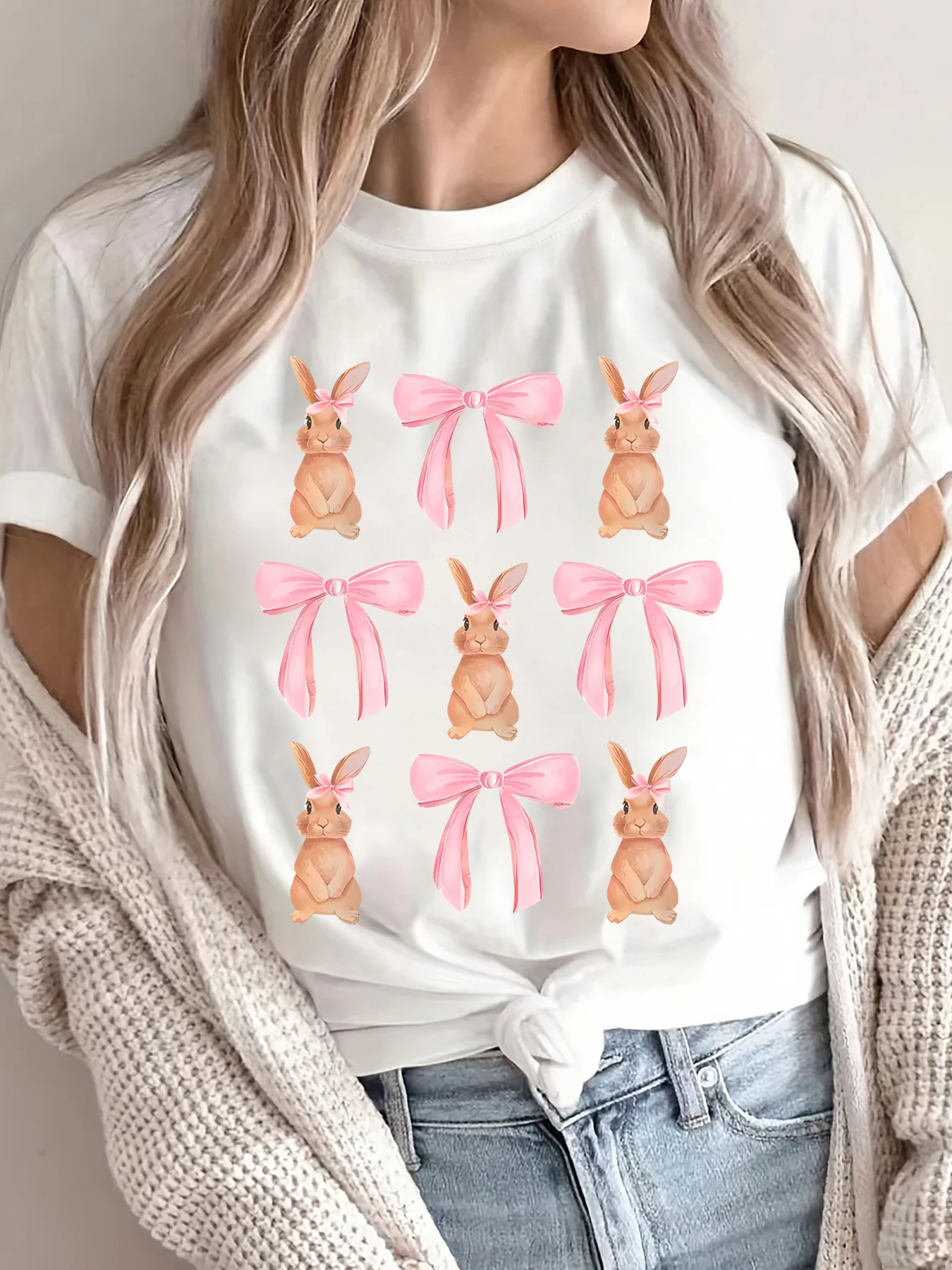 Женская футболка с принтом пасхального кролика и розового банта — повседневная футболка с коротким рукавом и круглым вырезом, дышащий полиэстер, можно стирать в машине 
Женская футболка с принтом пасхального кролика и розового банта — повседневная футболка с коротким рукавом и круглым вырезом, дышащий полиэстер, можно стирать в машине