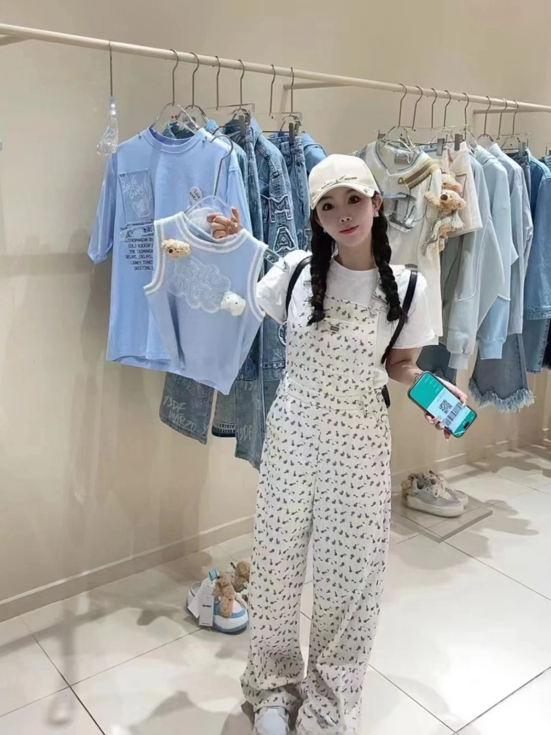 Женский повседневный комбинезон с цветочным принтом: укороченный топ и широкие брюки с высокой талией, прямые штанины, застежка на пуговицах, эффект стройности
Женский повседневный комбинезон с цветочным принтом: укороченный топ и широкие брюки с высокой талией, прямые штанины, застежка на пуговицах, эффект стройности