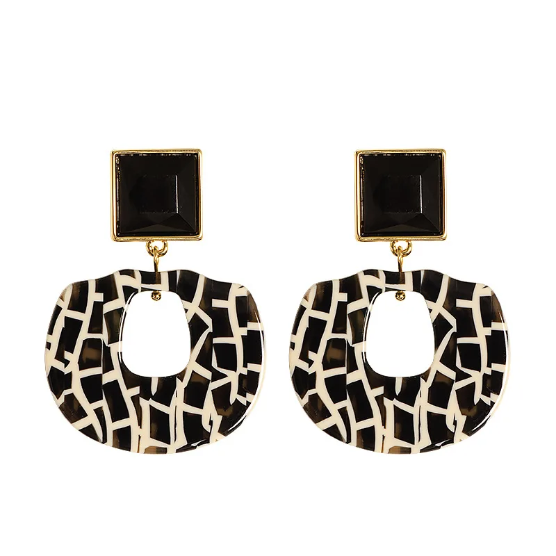 Elegant polka dot earrings with a geometric pattern and sterling silver pins, an elegant anniversary gift for your wife
Elegant polka dot earrings with a geometric pattern and sterling silver pins, an elegant anniversary gift for your wife