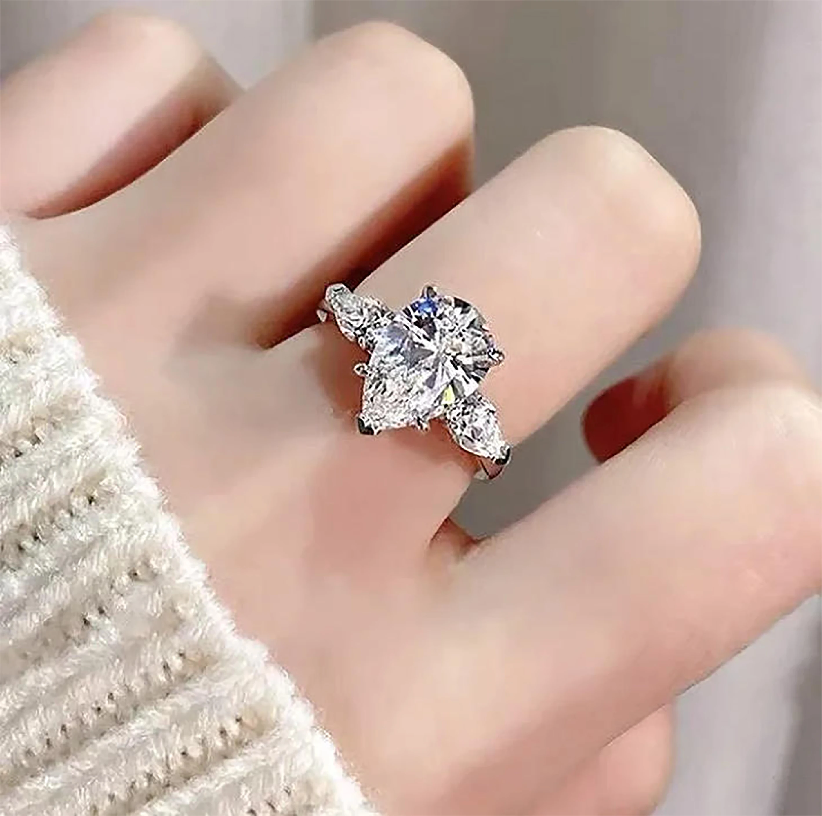 Hot-selling and versatile 3-carat moissanite pear-shaped diamond engagement ring. The crystal is novel zircon MYE-60
Hot-selling and versatile 3-carat moissanite pear-shaped diamond engagement ring. The crystal is novel zircon MYE-60