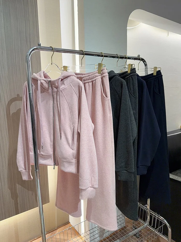 Антивозрастной повседневный комплект из двух предметов: толстовка с капюшоном на флисе и брюки. Удобный зимний костюм с завышенной талией для женщин.
Антивозрастной повседневный комплект из двух предметов: толстовка с капюшоном на флисе и брюки. Удобный зимний костюм с завышенной талией для женщин.