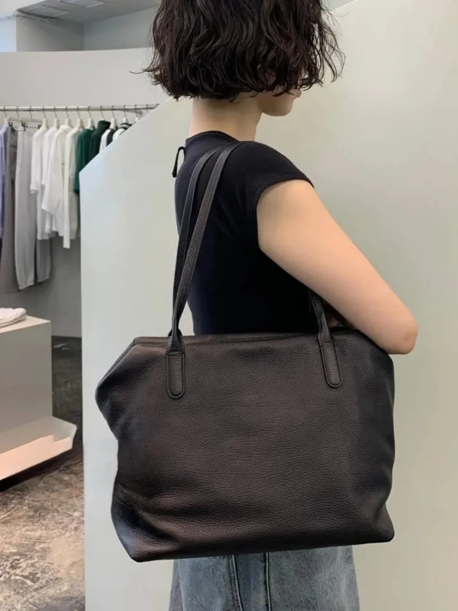 2026 New Original Full-Grain Neck Grain Leather Briefcase, Row Minimalist Commuter Tote Bag
2026 New Original Full-Grain Neck Grain Leather Briefcase, Row Minimalist Commuter Tote Bag