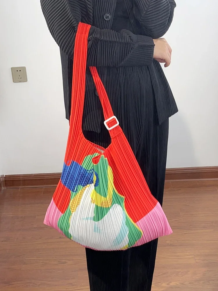 2025 New women's woven handbag with embossed patterns is a unique and practical shopping pouch.
2025 New women's woven handbag with embossed patterns is a unique and practical shopping pouch.