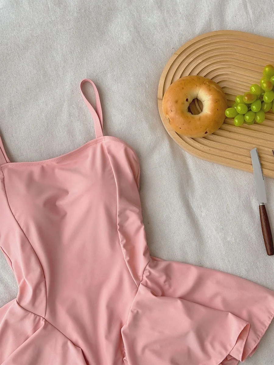 Белый цельный купальник с бретелями, многослойной юбкой и дизайном, подчеркивающим талию, для пляжного отдыха.
Белый цельный купальник с бретелями, многослойной юбкой и дизайном, подчеркивающим талию, для пляжного отдыха.