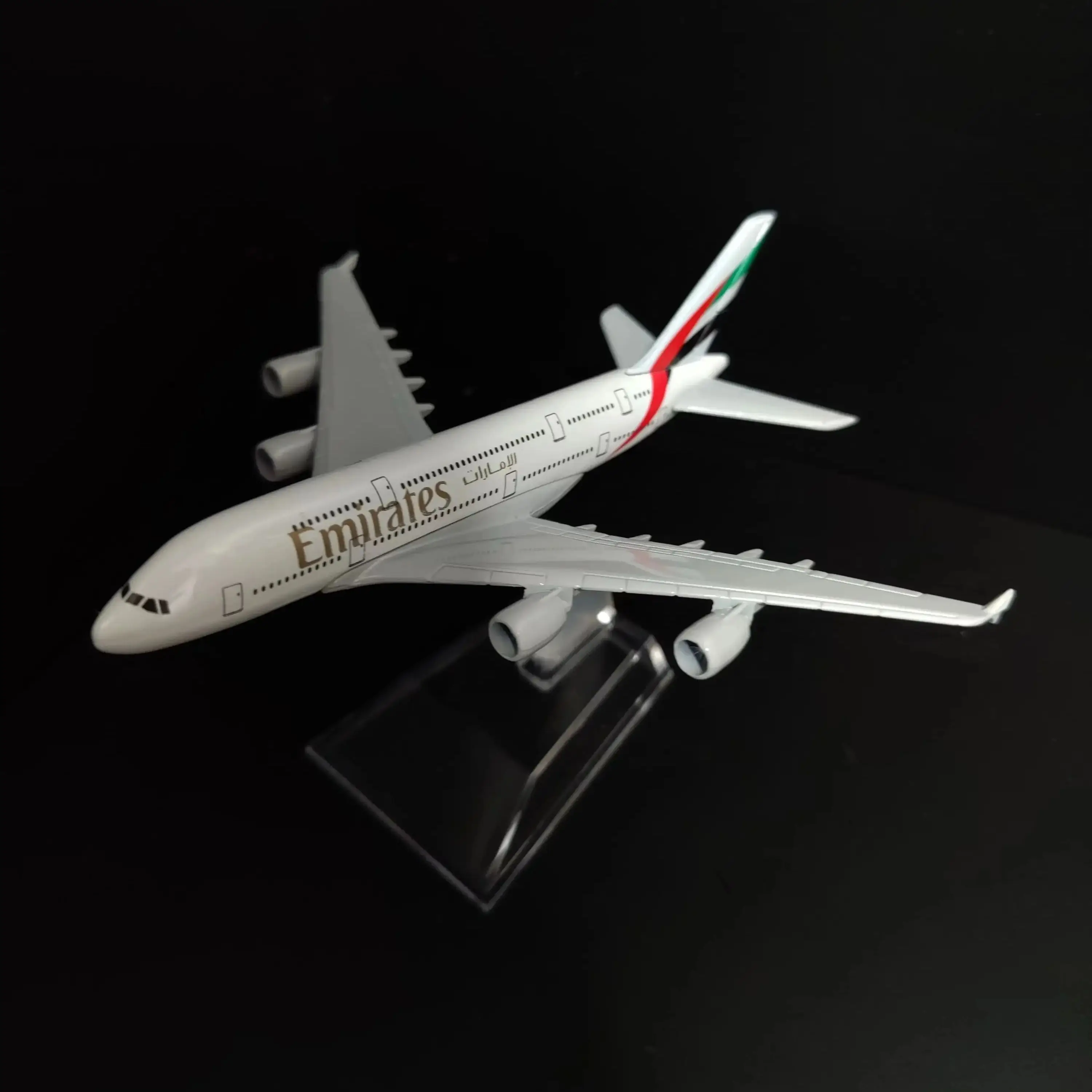Масштаб 1:400 металлическая копия Emirates A380 авиакомпании самолёт отлитый под давлением 15 см миниатюрный подарок на Рождество Детская комната декоративная модель игрушки для мальчиков
Масштаб 1:400 металлическая копия Emirates A380 авиакомпании самолёт отлитый под давлением 15 см миниатюрный подарок на Рождество Детская комната декоративная модель игрушки для мальчиков