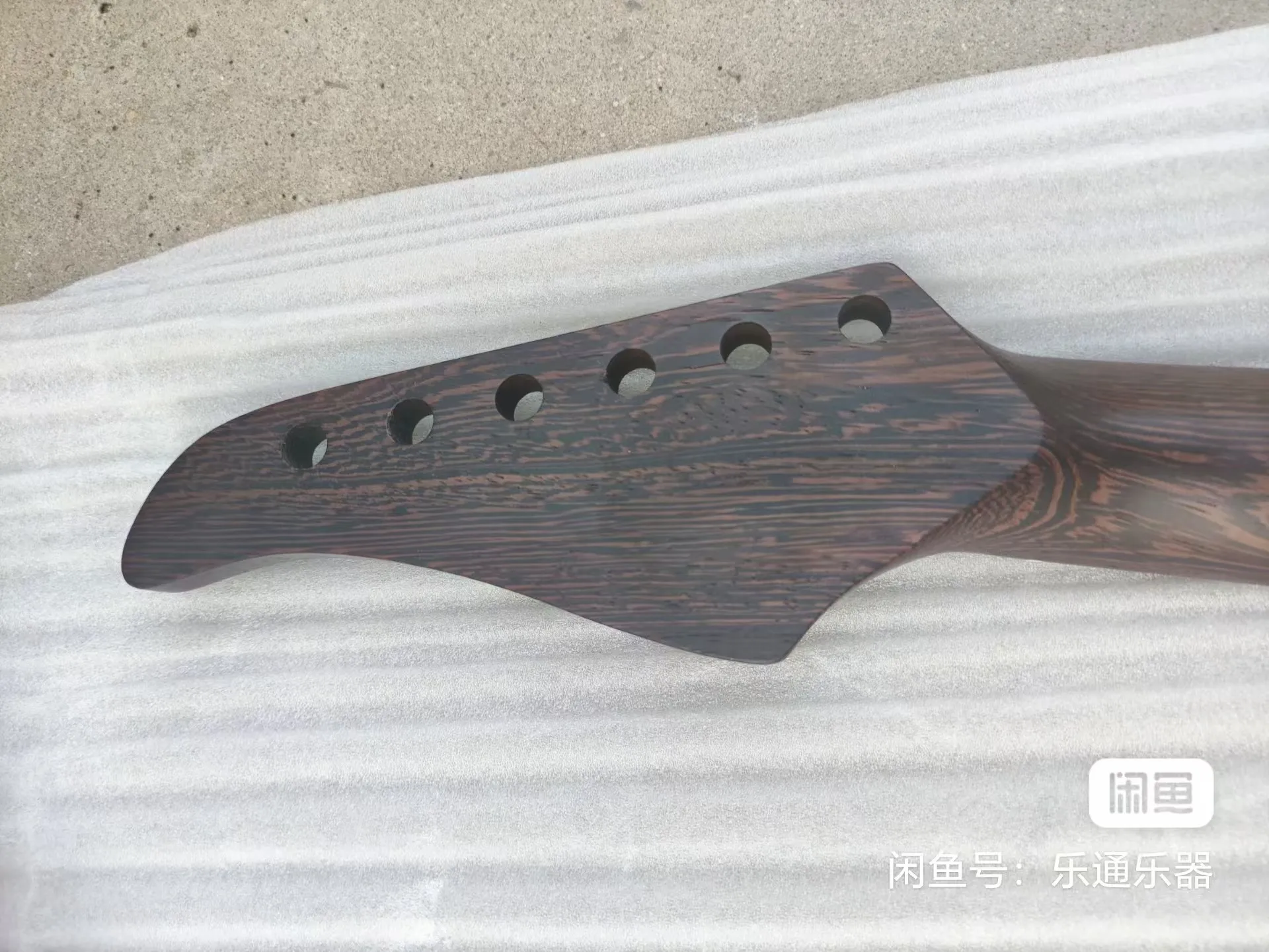 AAAA Wings Wooden Shure electric guitar neck, beef bone string pillow, 5.65 tail, 1.0k knob aperture.
AAAA Wings Wooden Shure electric guitar neck, beef bone string pillow, 5.65 tail, 1.0k knob aperture.