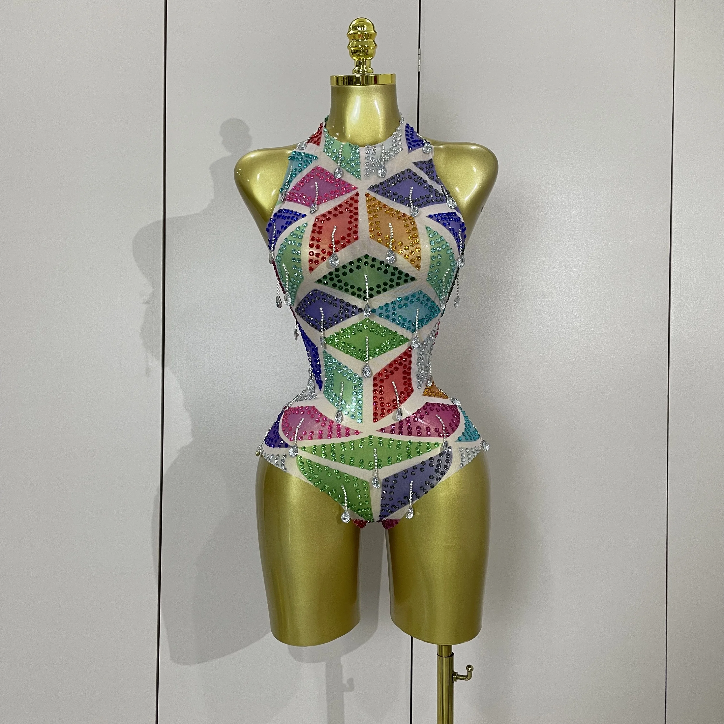 Блестящие красочные стразы, цепочка, сетчатое прозрачное боди, женский сексуальный ночной клуб, певица, танцовщица, купальник, сценический костюм 
Блестящие красочные стразы, цепочка, сетчатое прозрачное боди, женский сексуальный ночной клуб, певица, танцовщица, купальник, сценический костюм