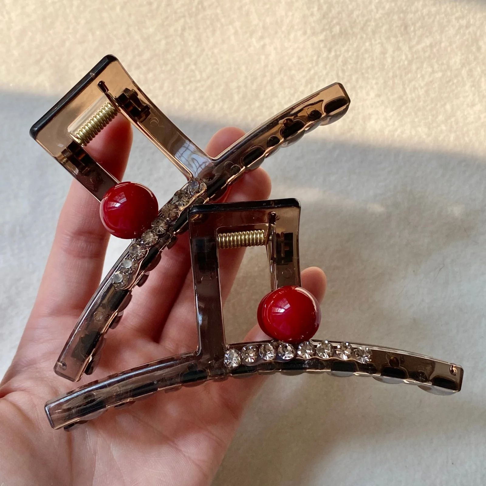 1 шт. шикарные акриловые заколки для волос, коричневые с красными бусинами и хрустальным декором, элегантные аксессуары для волос в стиле ретро для женщин
1 шт. шикарные акриловые заколки для волос, коричневые с красными бусинами и хрустальным декором, элегантные аксессуары для волос в стиле ретро для женщин