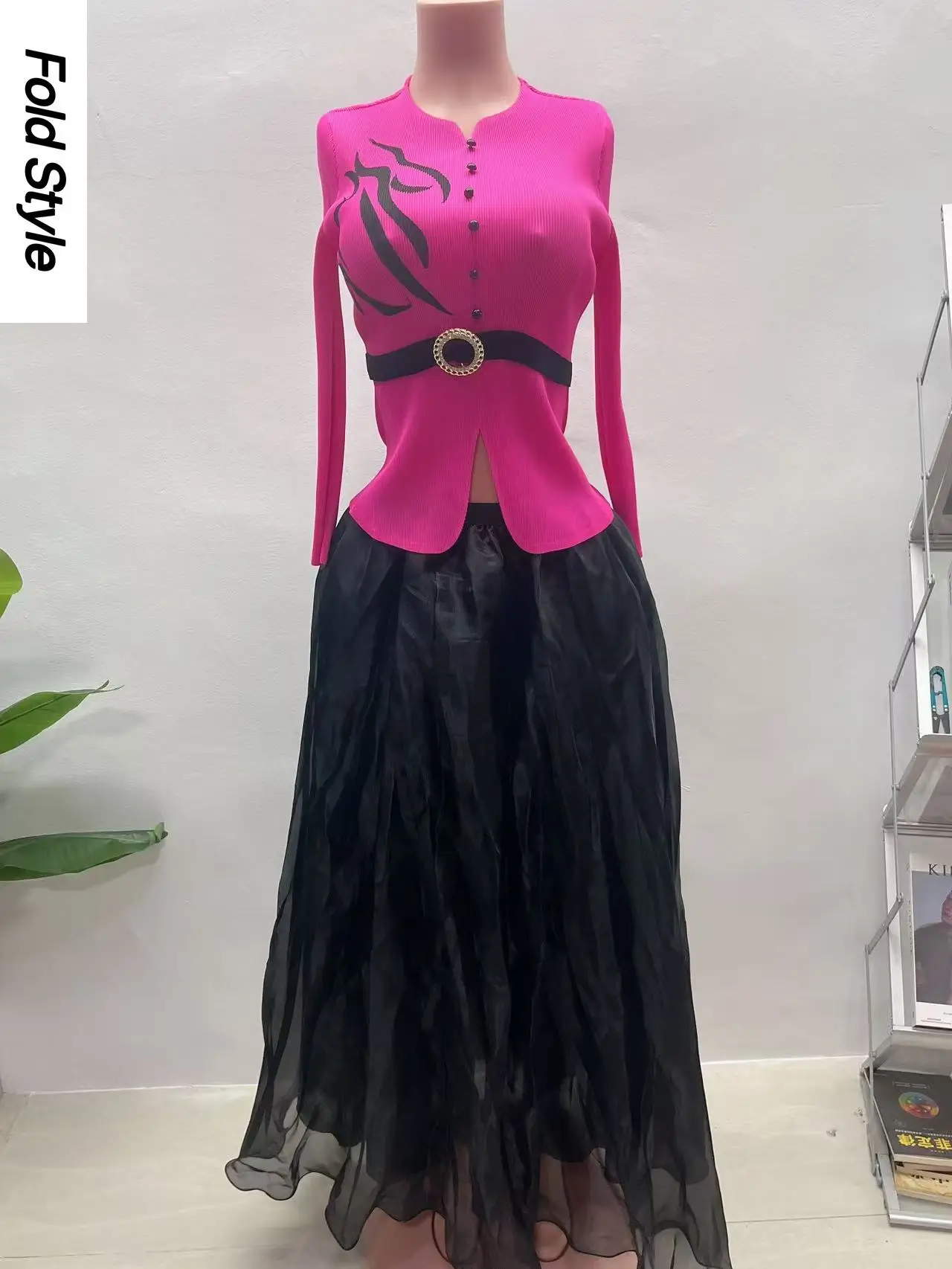 Miyake Pleated Printing Set 2025 Autumn New V-neck Fashion Printed Top + Pleated Skirt Two-piece Set Women's Clothing
Miyake Pleated Printing Set 2025 Autumn New V-neck Fashion Printed Top + Pleated Skirt Two-piece Set Women's Clothing