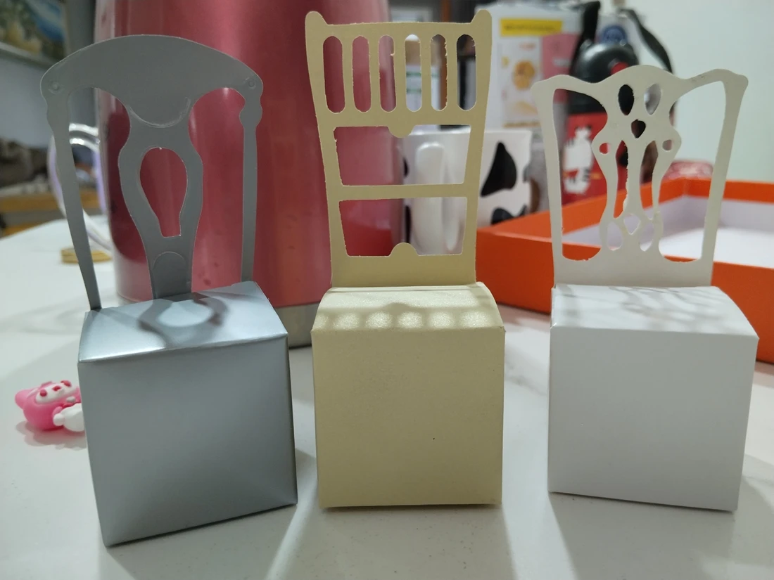 (100Pcs) Chocolate Wedding and Party Paper Gift box of Miniature Chair Place card holder and candy box gift( cards including)
(100Pcs) Chocolate Wedding and Party Paper Gift box of Miniature Chair Place card holder and candy box gift( cards including)