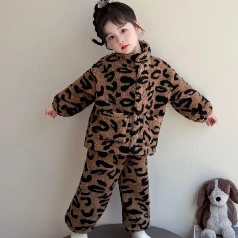 Пижамы из кораллового флиса для девочек, комплект из двух предметов, осенне-зимние топы, пальто, брюки, детская кавайная модная новая стильная повседневная одежда, домашняя одежда
Пижамы из кораллового флиса для девочек, комплект из двух предметов, осенне-зимние топы, пальто, брюки, детская кавайная модная новая стильная повседневная одежда, домашняя одежда