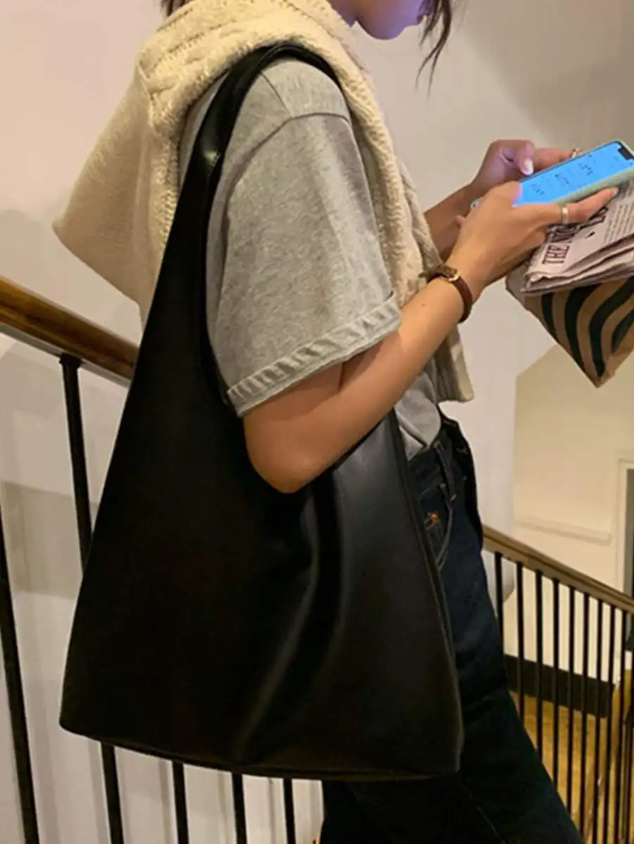 Вместительная женская сумка-тоут из искусственной кожи, однотонная черная сумка через плечо для работы, путешествий и повседневного использования
Вместительная женская сумка-тоут из искусственной кожи, однотонная черная сумка через плечо для работы, путешествий и повседневного использования