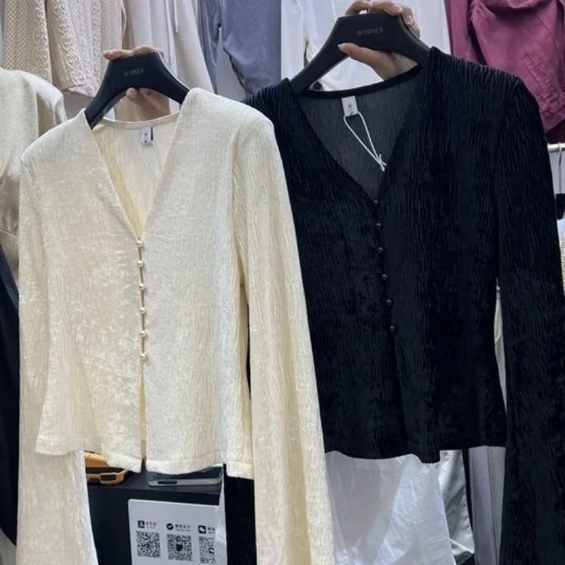 Однобортная плиссированная тонкая модная рубашка с v-образным вырезом и длинными рукавами в корейском стиле, однотонный топ
Однобортная плиссированная тонкая модная рубашка с v-образным вырезом и длинными рукавами в корейском стиле, однотонный топ