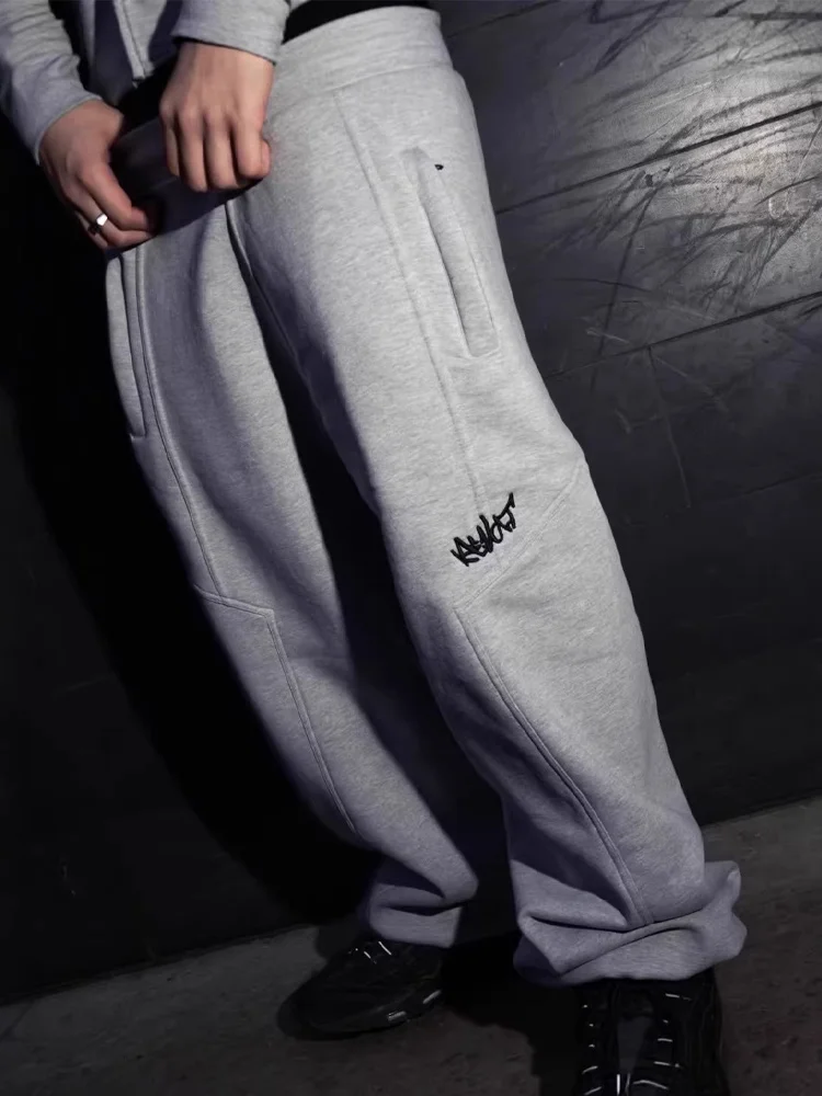 American style y2k sweatpants with sporty minimalist letter embroidery, daily loose fit, tight waist, wide legs, and ankle tied
American style y2k sweatpants with sporty minimalist letter embroidery, daily loose fit, tight waist, wide legs, and ankle tied